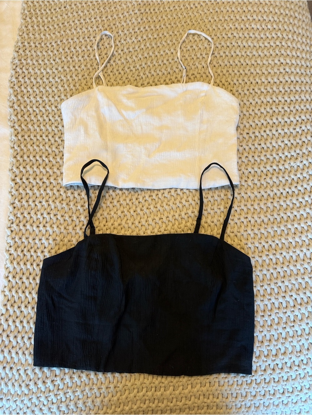 Abercrombie & Fitch Women’s crinkle Spaghetti Strap Crop Top - White and Black